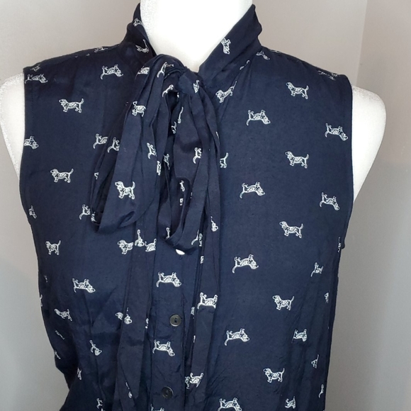🔥 3/$25 Sleeveless Button Down Blouse w dogs - Picture 2 of 4